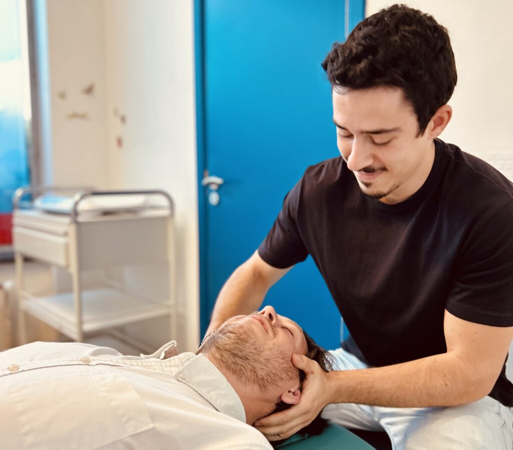 Miguel Veloso, ostéopathe chez Pulse Clinics à Bruxelles, en consultation
